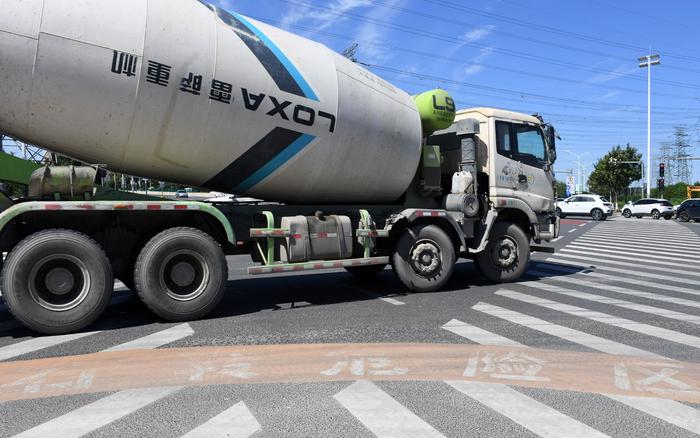 北京104处路口已设中、重型货车“右转必停”标志标线