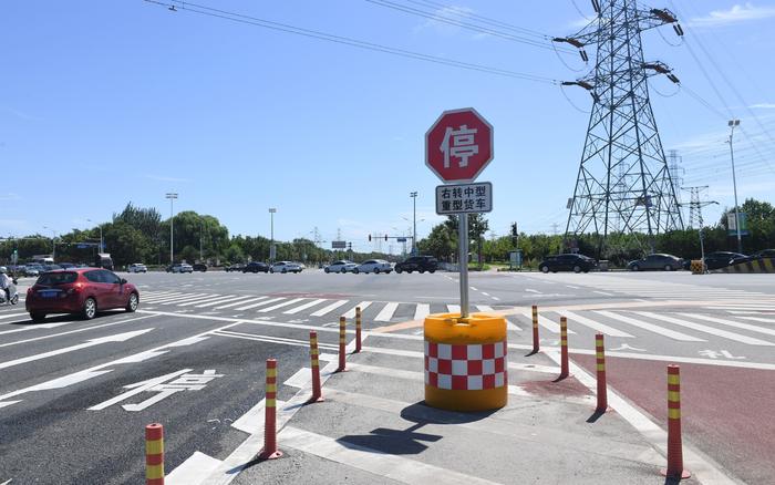 北京104处路口已设中、重型货车“右转必停”标志标线