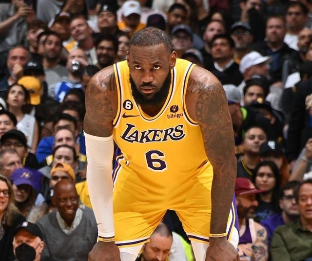 詹姆斯领军湖人逆转取胜 关键三分锁定胜局 NBA比分刷新纪录