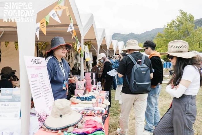 雪山下的简单假日生活节，音乐、市集、旅行和公益相遇