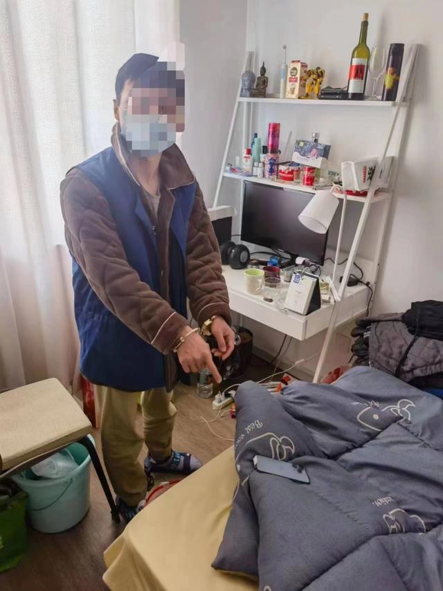 网购万元手机退模型机，两人利用“京东七天无理由退货”调包牟利被刑拘