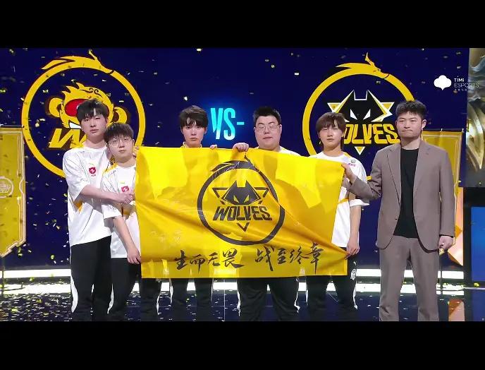 射辅这是…… ！ ？ 你说说 我相信是为了不让乐乐被旗子挡住……