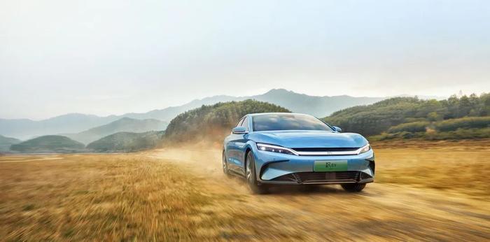 25万级电动轿车怎么选？比亚迪汉 EV 与小鹏 P7i 争夺“番位”