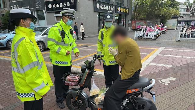 安全守护从“头”开始 汉中交警二大队一中队持续开展电动车不佩戴头盔专项整治行动