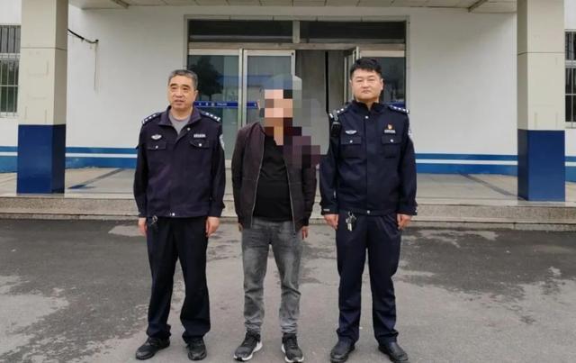 男子忘记"逃犯"身份逛起交警队，当场被抓