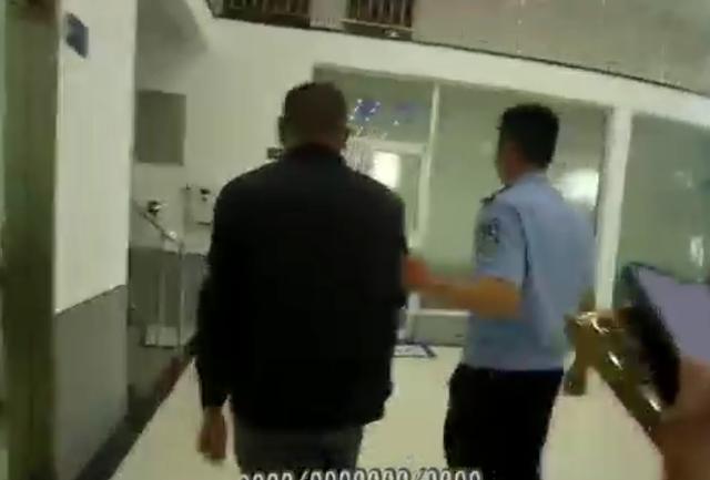 男子忘记"逃犯"身份逛起交警队，当场被抓