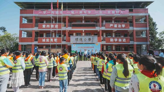 “老师，为什么不能乘三轮车出行？”这堂交通安全课走进乡村小学……