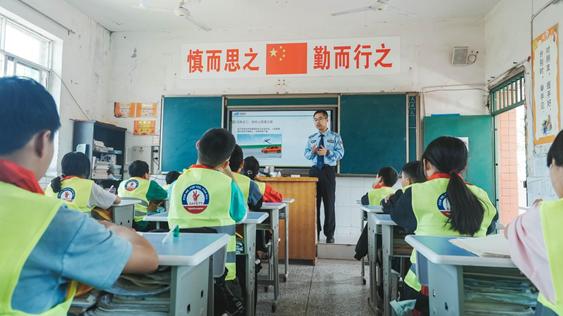 “老师，为什么不能乘三轮车出行？”这堂交通安全课走进乡村小学……