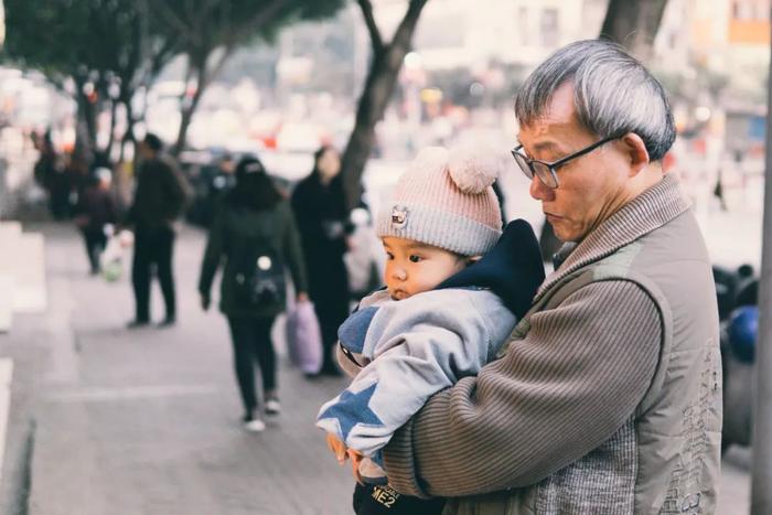 老人带孙天经地义？其实索要“带孙费”合理合法