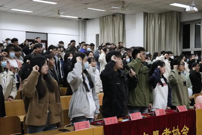 雷锋在身边 志愿暖心田——黑龙江科技大学青年志愿者协会“郭明义爱心团队”普及志愿服务在行动