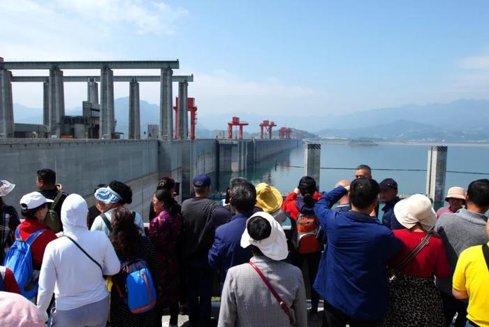 三峡大坝旅游区迎来今年第100万位游客