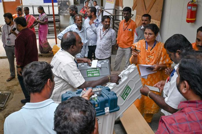 當地時間5月9日，印度選舉官員在卡納塔克邦收集電子投票機 圖自視覺中國