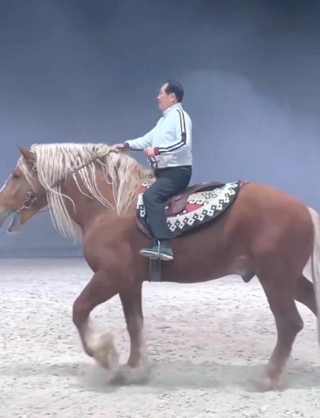 唐国强骑马庆71岁生日，挺大肚腩笑开花，动作惊险数十位保镖护航