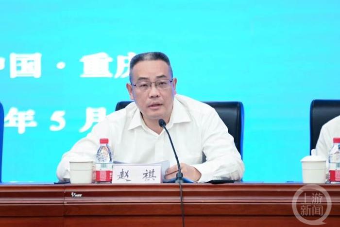 △沙坪坝区副区长赵祺介绍首届中国剧本娱乐嘉年华活动安排