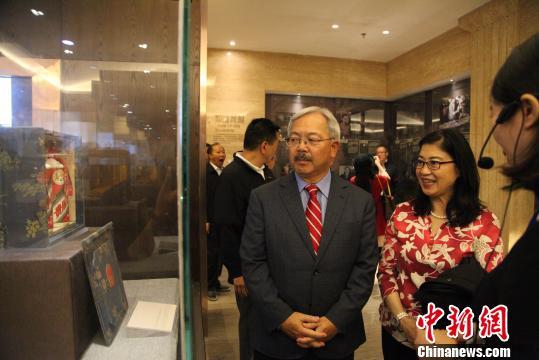 美国旧金山市长李孟贤一行访问贵州茅台。瞿宏伦 摄