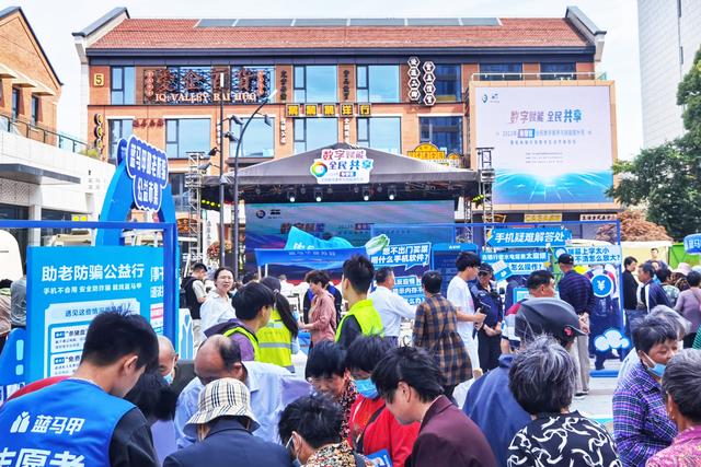 套圈、跳房子、填词……这个活动上老人在游戏中学习数字技能