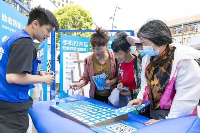 套圈、跳房子、填词……这个活动上老人在游戏中学习数字技能