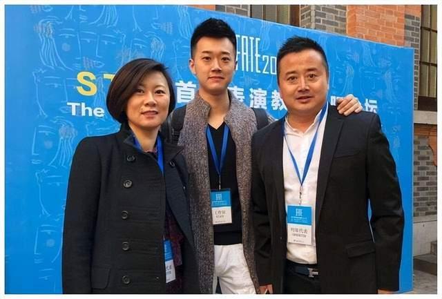 乡村爱情海燕现况曝光,身材发福胖到认不出,和老公同台唱二人转