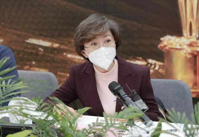 51岁新闻联播主持海霞升职,成管理中心副主任,已在央视工作30年
