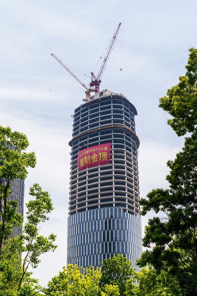 250米高的上海太平洋新天地T1大厦封顶，外立面有石库门设计元素