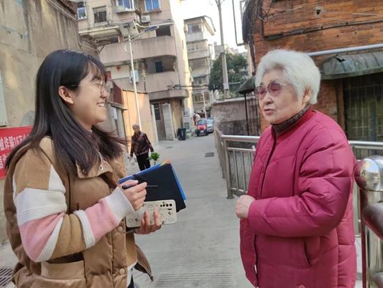 林馨在进行毕业设计走访调研。受访者供图