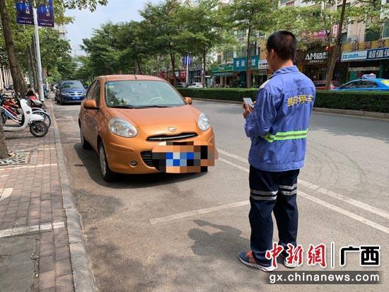 南宁道路停车一天收费上百元被吐槽 市政府：将优化调整收费标准