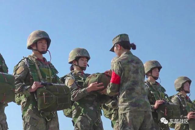 飒！平均年龄22岁，特战女兵完成800米伞降实跳！