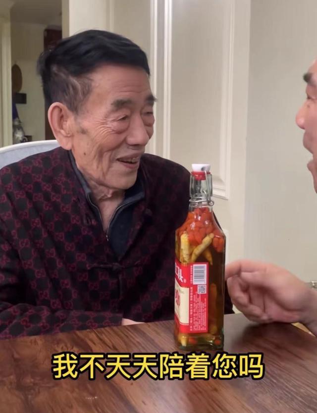 91岁杨少华公开寻老伴，明示杨仪自己需要人，在家喝西洋参补身子