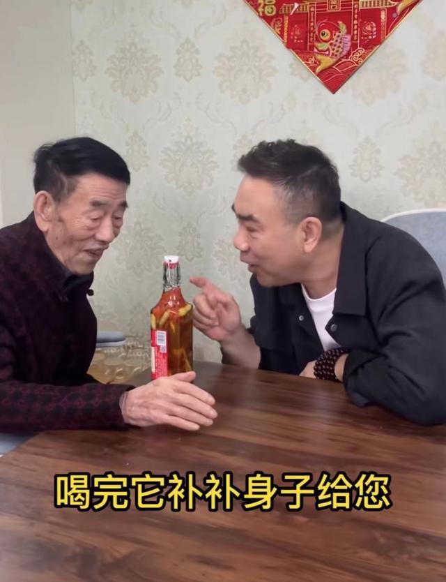 91岁杨少华公开寻老伴，明示杨仪自己需要人，在家喝西洋参补身子