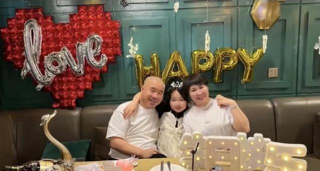 刘能吃大餐为女儿庆生，小 11 岁老婆显富态，一家三口共用一张脸