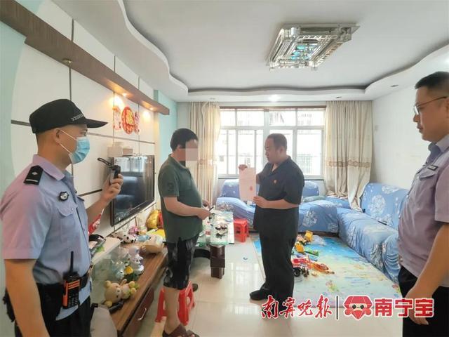 男子到交警部门处理交通事故，不料遇到了他们……