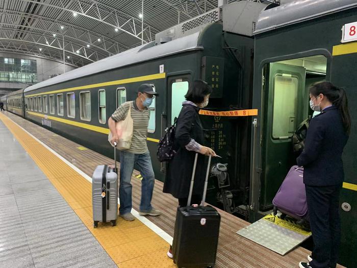 首趟“上海假日列车•通化号”启程，采用全软卧四人包厢车体