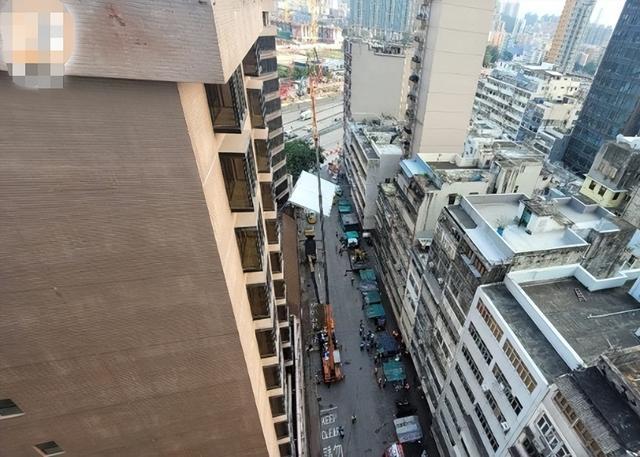 黄渤倪妮剧组突发意外，升降台从高空坍塌8人受伤，现场画面曝光