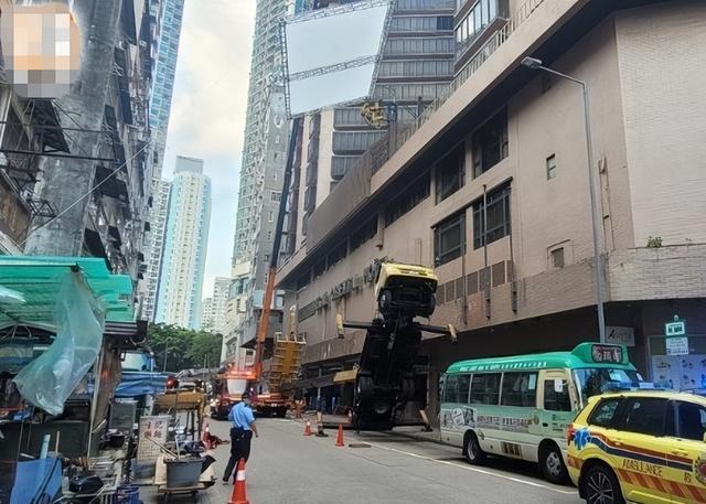 黄渤倪妮剧组突发意外，升降台从高空坍塌8人受伤，现场画面曝光