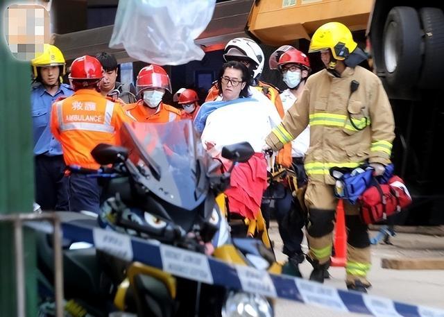黄渤倪妮剧组突发意外，升降台从高空坍塌 8 人受伤，现场画面曝光