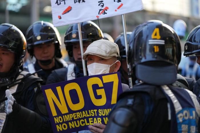 5月17日,民众在日本广岛举行抗议活动,反对七国集团峰会。日本出动大量警力应对。新华社记者张笑宇摄