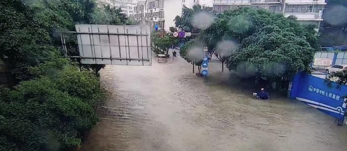 信义路榕湖饭店路段有较深的积水。