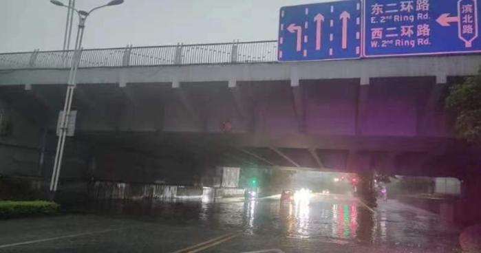 滨北路南洲桥下穿积水,车辆通行缓慢。