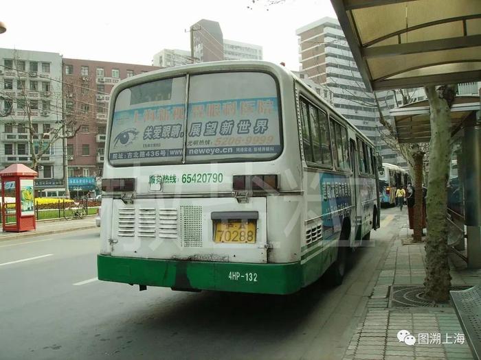 201路SK6104HP型公共汽车,威海路(贺佳伟 摄)