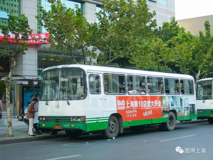 201路SK6104HP型公共汽车,威海路(贺佳伟 摄)