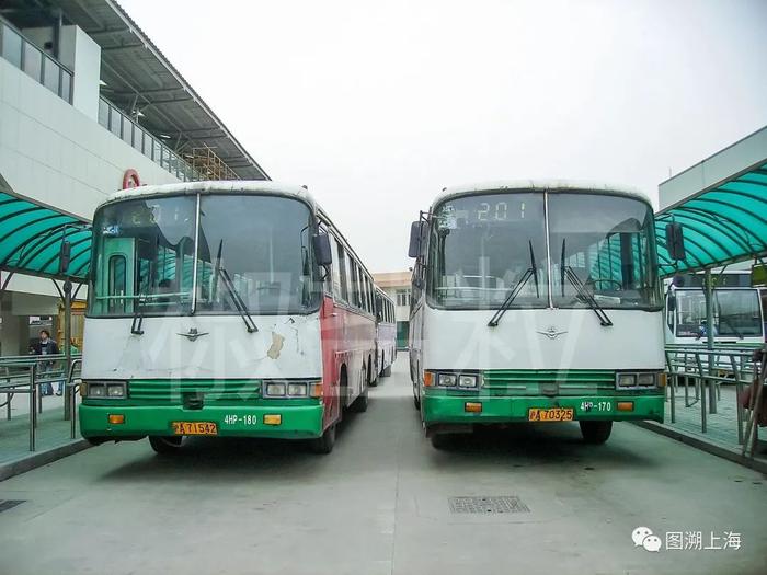 201路SK6104HP型公共汽车,同济路水产路终点站(贺佳伟 摄)