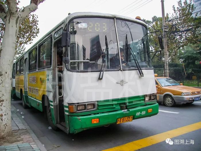 203路SK6104HP型公共汽车,威海路(贺佳伟 摄)