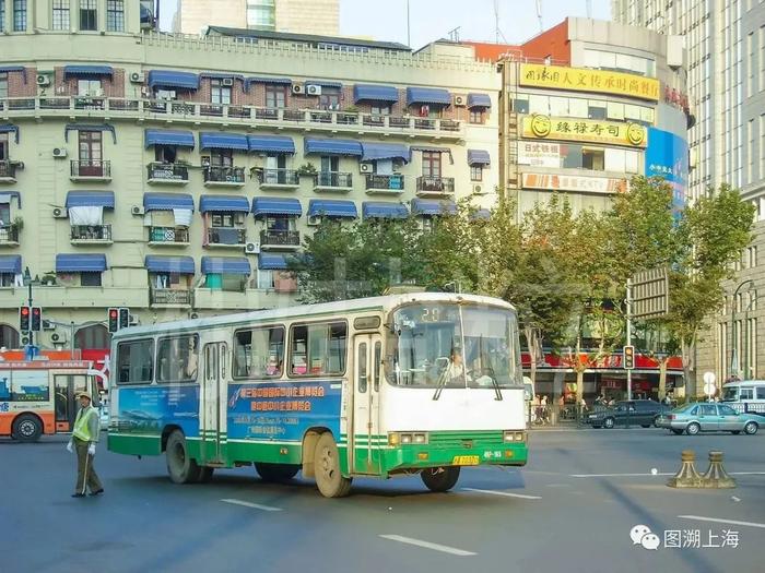 201路SK6104HP型公共汽车,人民大道(贺佳伟 摄)