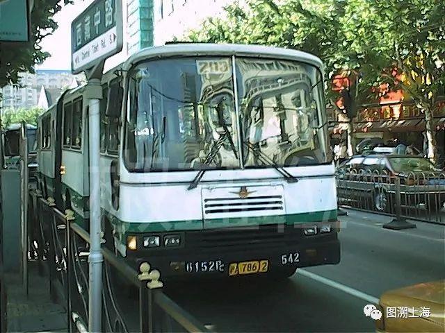 203路SK6152Pc型公共汽车,西藏中路(朱达艺 摄)