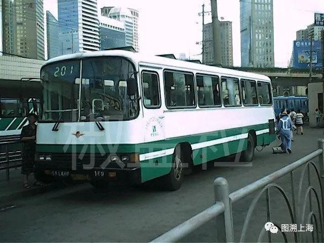 201路SK6104HP型公共汽车,武胜路(朱达艺 摄)