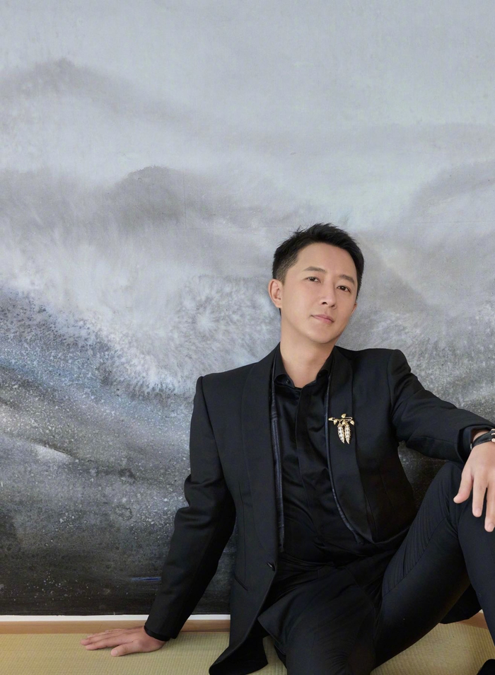 演员韩庚 一身黑色西装携手《前任4英年早婚》