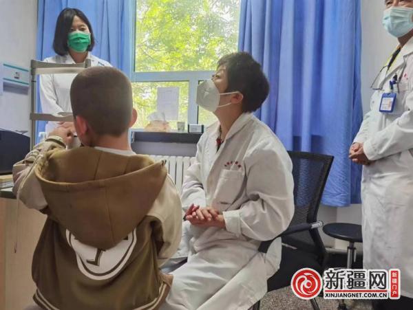 孩子睁眼困难竟是先天性上睑下垂 北京儿童医院新疆医院成功实施手术
