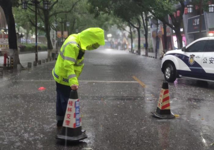 交警在积水路段放置警示锥桶。以上均为桂林交警供图