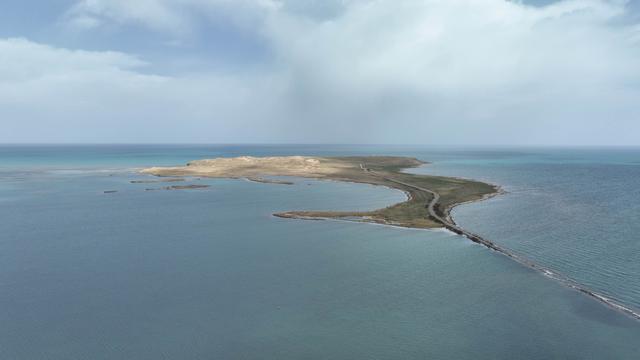 航拍初夏青海湖鸟岛国际重要湿地