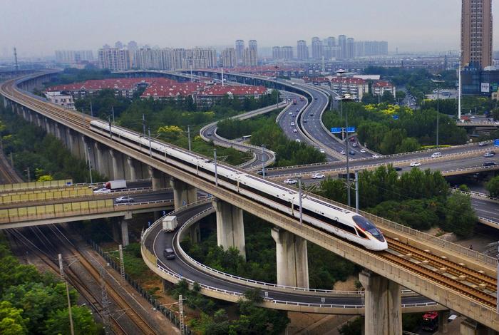 复兴号动车组行驶在京津城际铁路上。杨宝森 摄